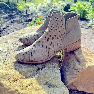 Francesca’s olive green booties size 8 1/2m